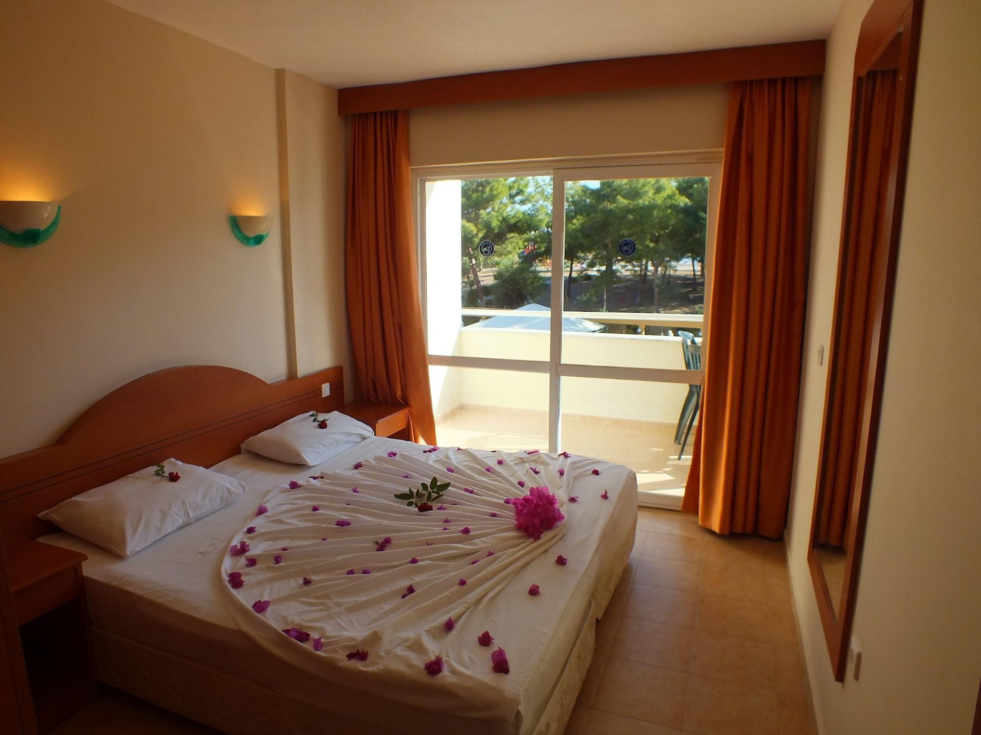 Tuntas Family Suites Kusadası Exterior foto